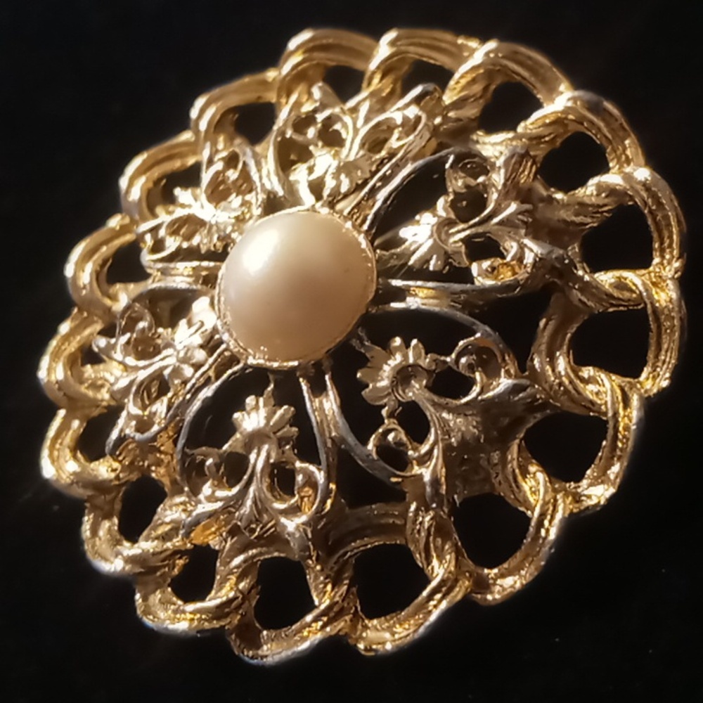 Vintage broach gold tone single faux pearl